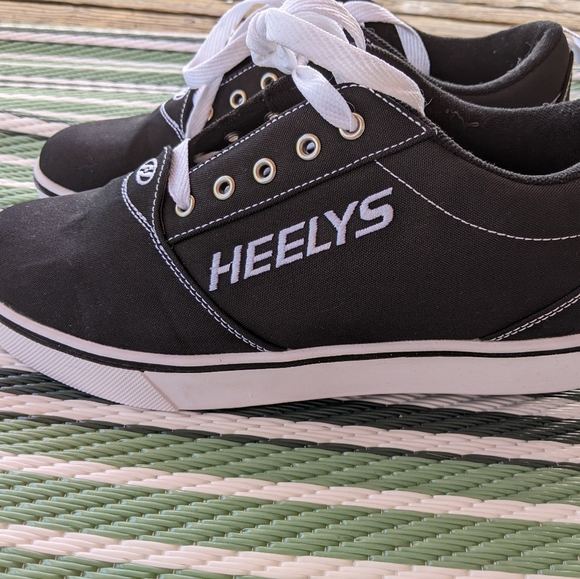 Men's 9 Heelys - Picture 2 of 6